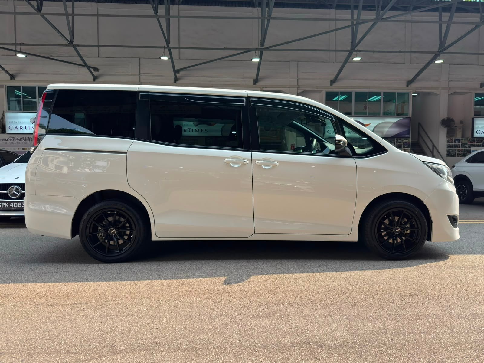 Toyota Noah Hybrid 1.8 X photo 4